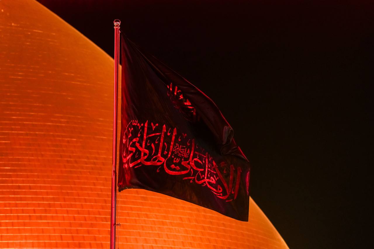 وفد من العتبة الحسينية يشارك بمراسيم استبدال راية قبة مرقدي الإمامين العسكريين عليهما السلام بمناسبة ذكرى شهادة الإمام الهادي صلوات الله وسلامه عليه