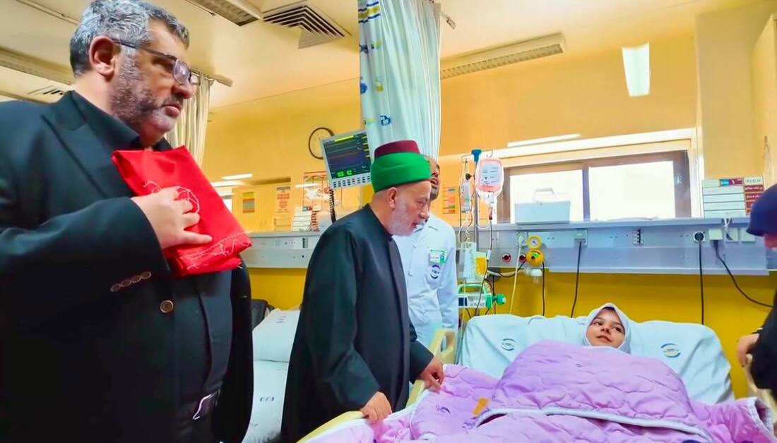 بالصور.. وفد العتبة الحسينية يهدي راية الامام الحسين (عليه السلام)  للأطفال الجرحى في مستشفيات طهران