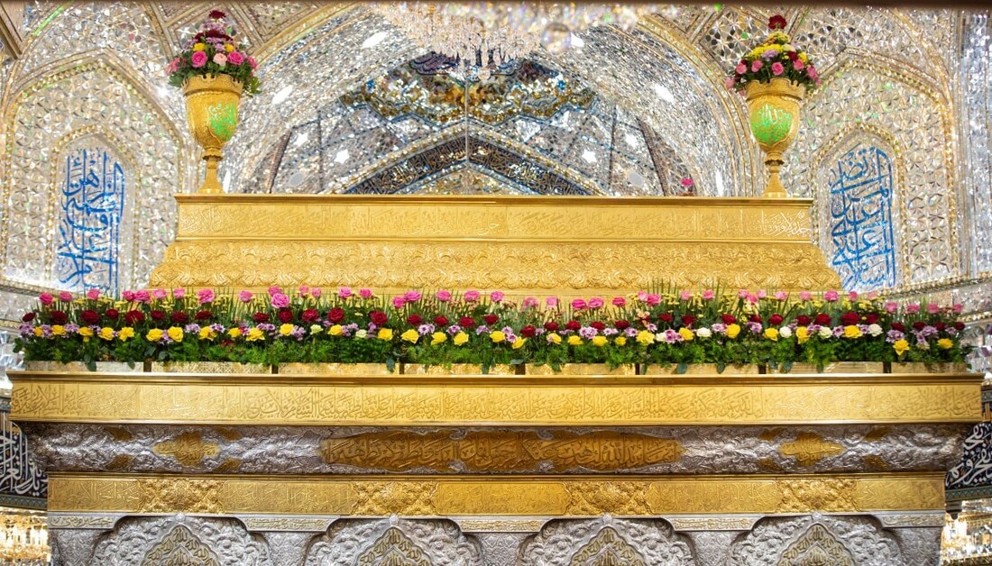 بالصور .. تزيين ضريح الإمام الحسين عليه السلام بالزهور بمناسبة ذكرى ولادة الإمام الرضا صلوات الله وسلامه عليه