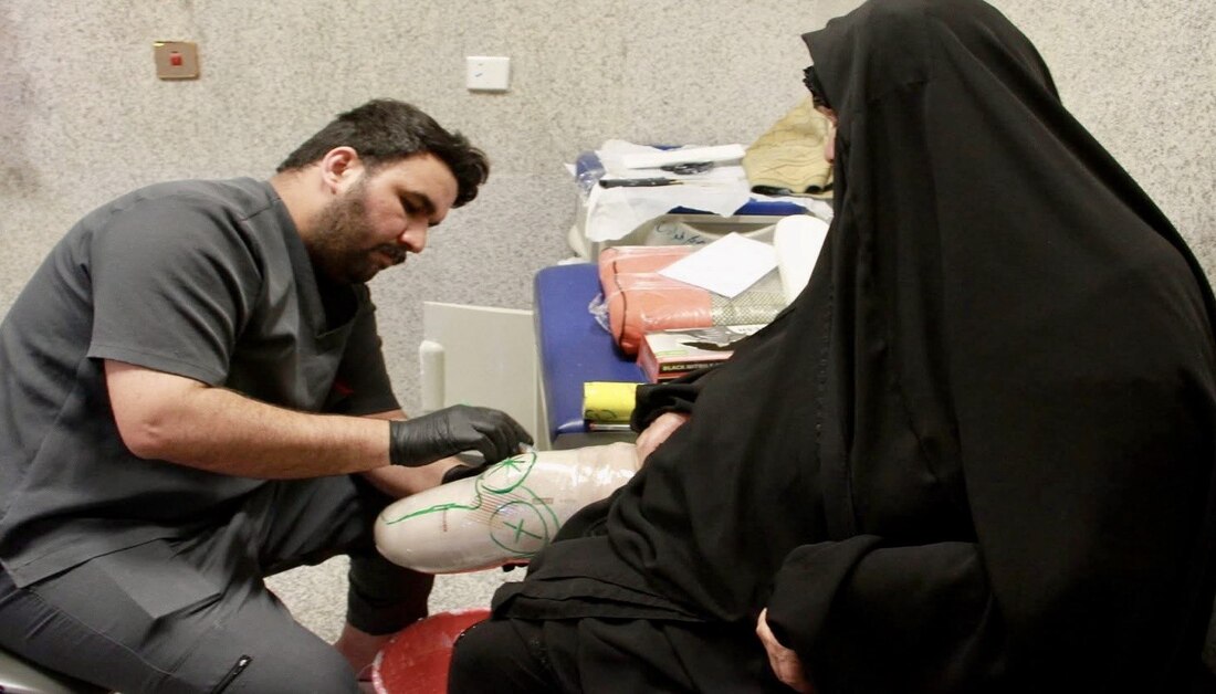 "أطراف ذكية لقلوبٍ وفية": العتبة الحسينية تُكرم تضحيات "أم الجريح" بأحدث تكنولوجيا التعويض.
