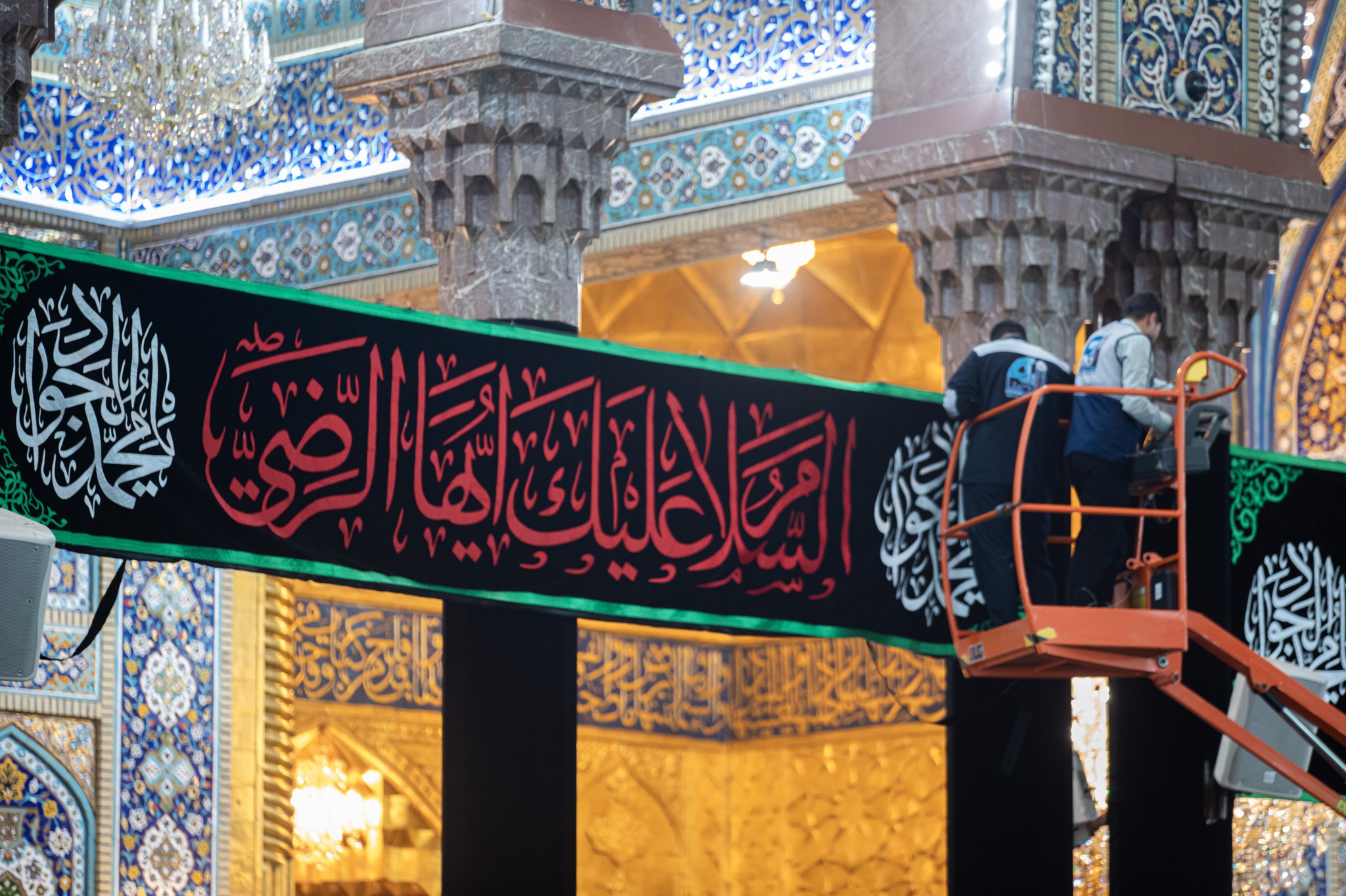 العتبتانِ المقدستانِ الحسينيةُ والعباسيةُ تتشحانِ بالسوادِ بالتزامنِ مع قربِ حلولِ ذكرى شهادةِ الإمامِ محمدٍ الجوادِ