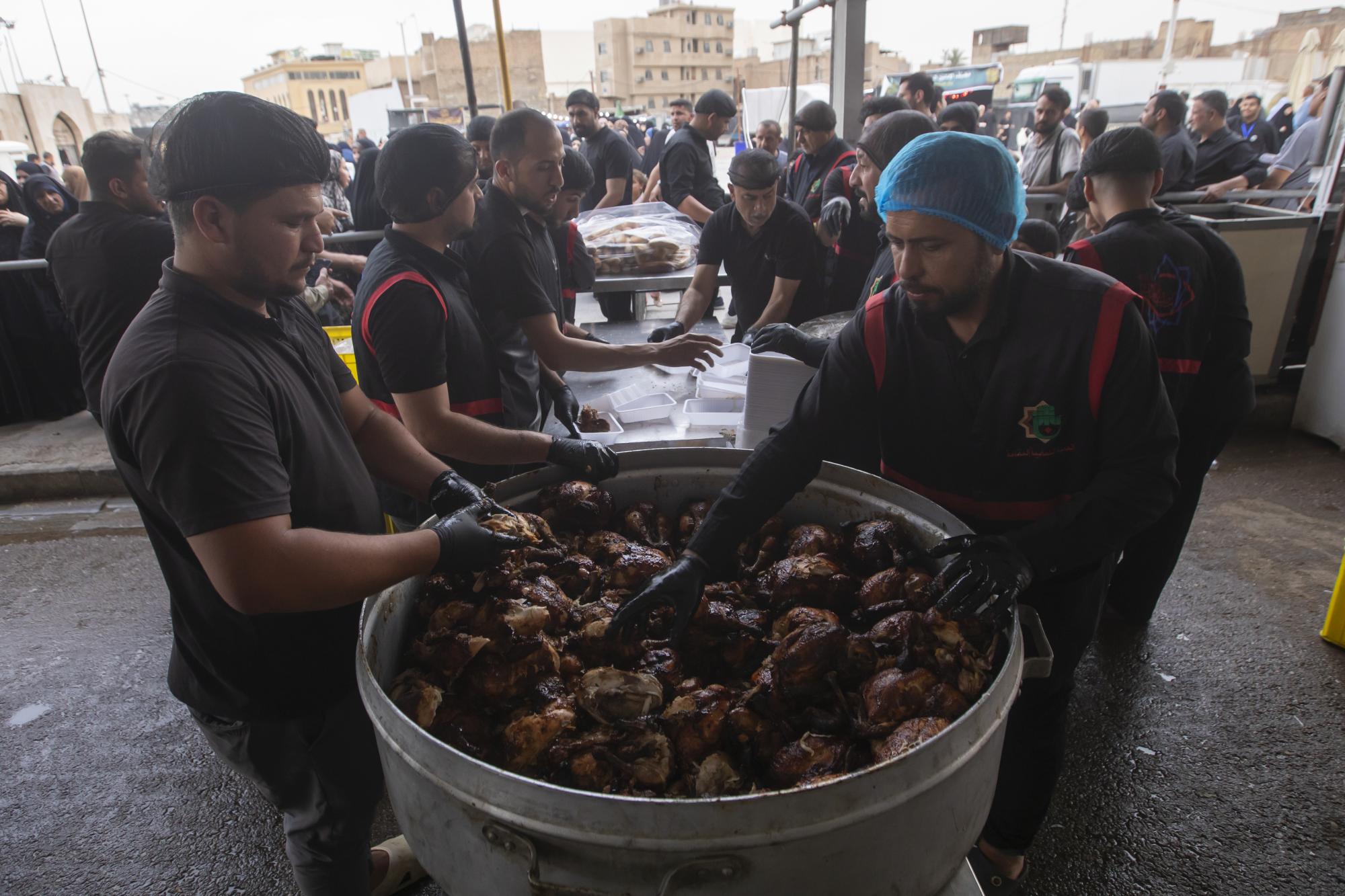 العتبة العباسية تقدم خدماتها للزائرين في ذكرى شهادة الامام محمد الجواد عليه السلام