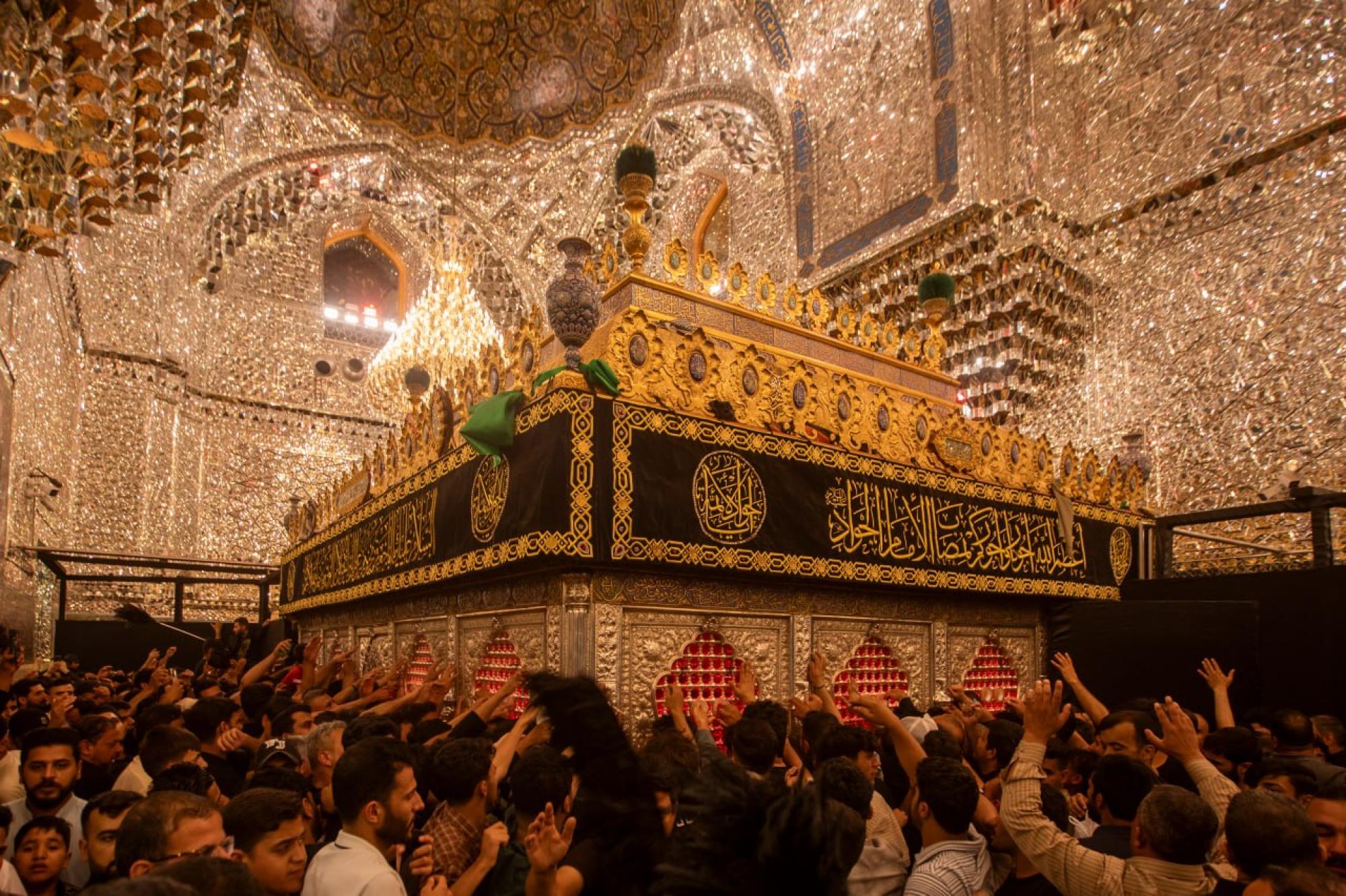 جموع المعزين يحيون ذكرى شهادة الإمام محمد الجواد (عليه السلام) في مدينة الكاظمية