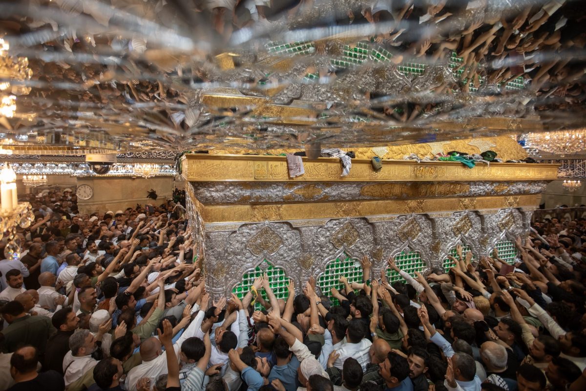 جموع المؤمنين يحيون زيارة عرفة المباركة عند مرقد الإمام الحسين عليه السلام