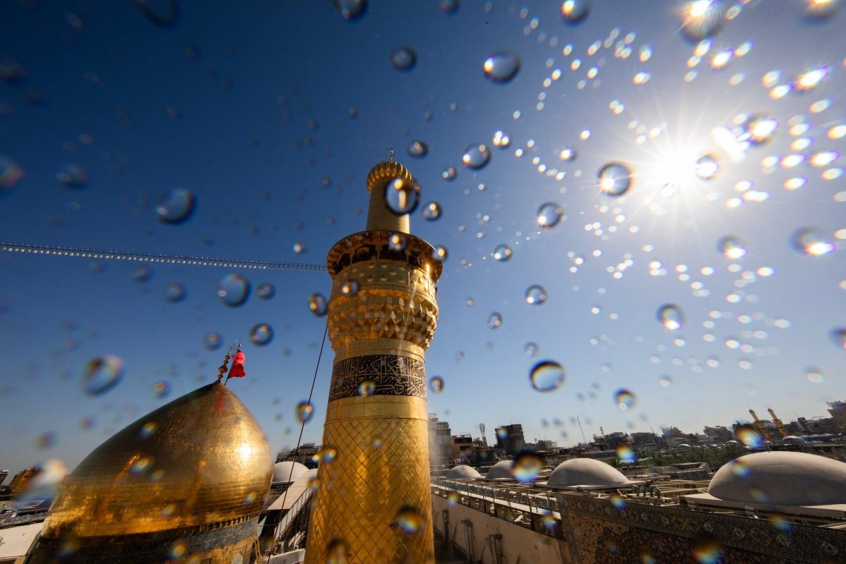 بالصور: كوادر العتبة الحسينية تغسل منارتي مرقد الامام الحسين (عليه السلام) ايذانا بحلول شهر محرم الحرام