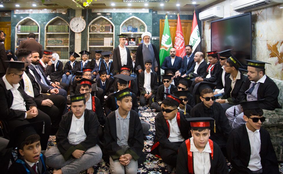 بالصور: بعد تحقيقهم نسب نجاح متميزة.. ممثل المرجعية الدينية العليا يستقبل نخبة من تلاميذ معاهد المكفوفين التابعة للعتبة الحسينية