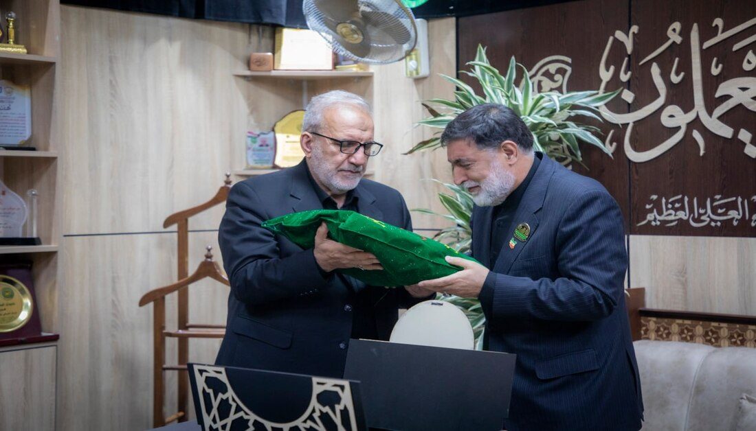 بالصور .. الأمين العام للعتبة الحسينية يستقبل القنصل الإيراني في كربلاء ويهديه راية قبة الإمام الحسين عليه السلام