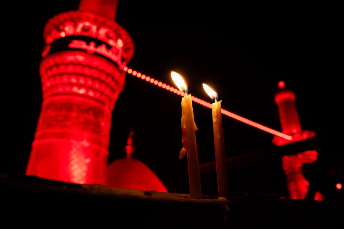 بمشاركة جمع غفير من المعزين .. أهالي مدينة كربلاء المقدّسة ينظمون مسيرة الشموع الحسينية، لإحياء ليلة الوحشة من شهر محرّم الحرام
