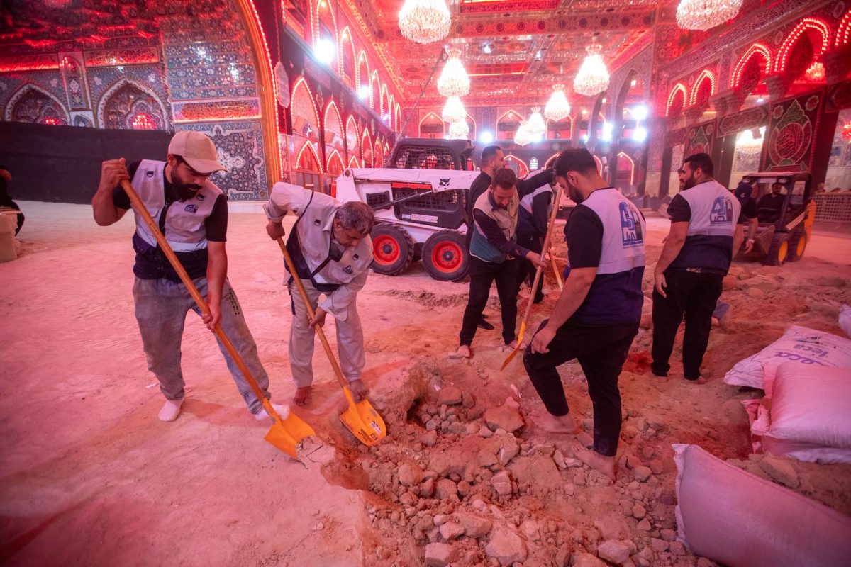 بالصور .. الكوادر الخدمية في العتبة الحسينية تقوم بأعمال رفع التراب من أبواب الحرم الحسيني المطهر