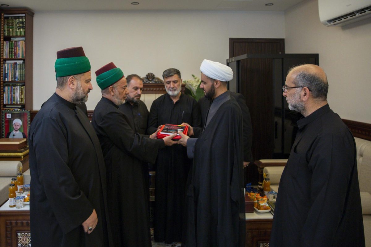 وفد من العتبتين المقدستين الحسينية والعباسية يكرم قارئ المقتل الحسيني الشَّيْخَ سَلَام العَسْكَرِيَّ
