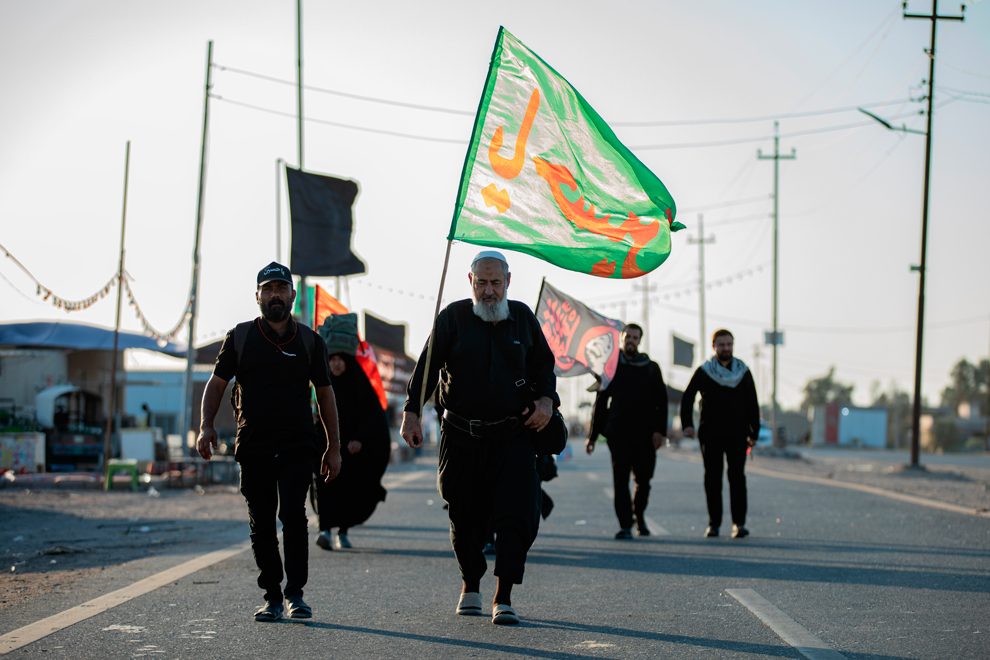 في مسير الحسين.. تمضي القلوب قبل الخطى، وتحمل الرايات عهد الوفاء. نساء