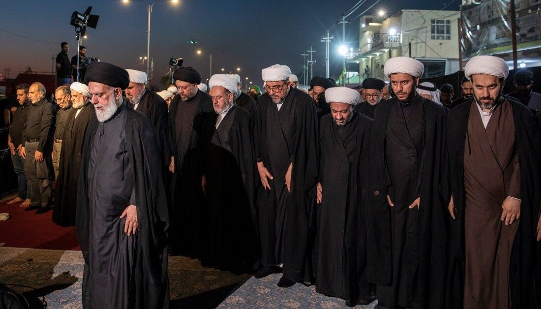 بالصور .. مشروع التبليغ الديني الحوزوي يقيم صلاة الجماعة على الطريق بين كربلاء المقدسة والنجف الأشرف