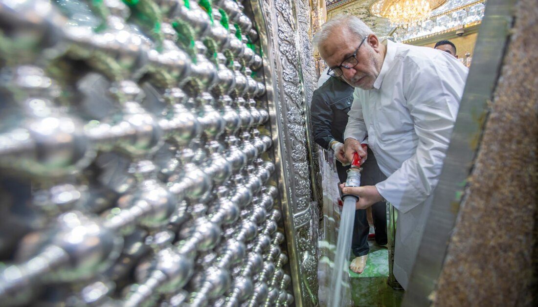 بحضور الأمين العام للعتبة الحسينية .. شاهد بالصور مراسم غسل ضريح الإمام الحسين عليه السلام