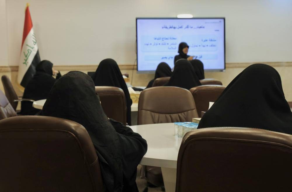النجف الأشرف .. إقامة دورة للتوعية الصحية لخادمات الأقسام النسوية في العتبة العلوية المقدسة