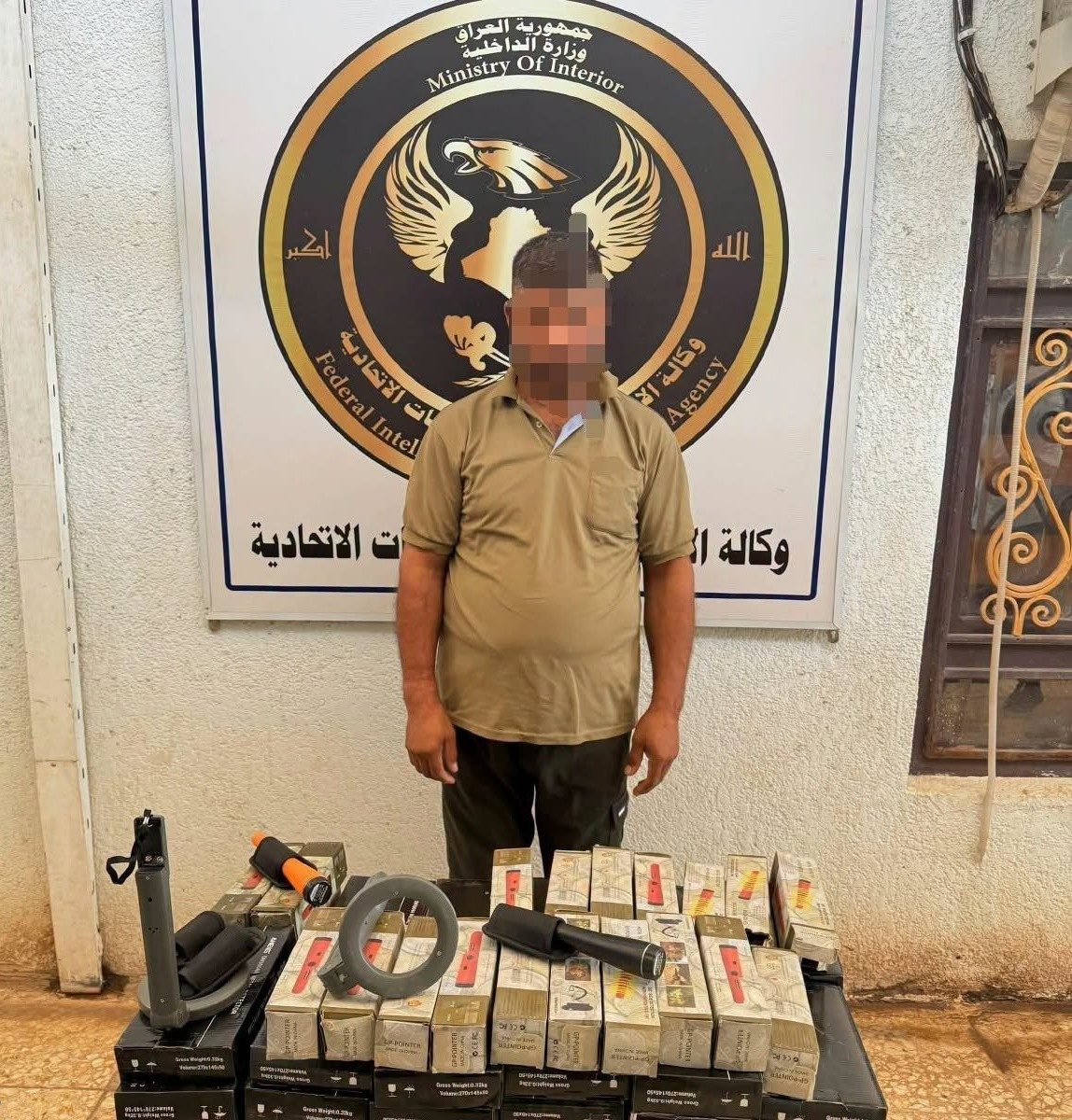 الداخلية تلقي القبض على متهم يتاجر بأجهزة محظورة تستخدم في كشف الآثار والمعادن