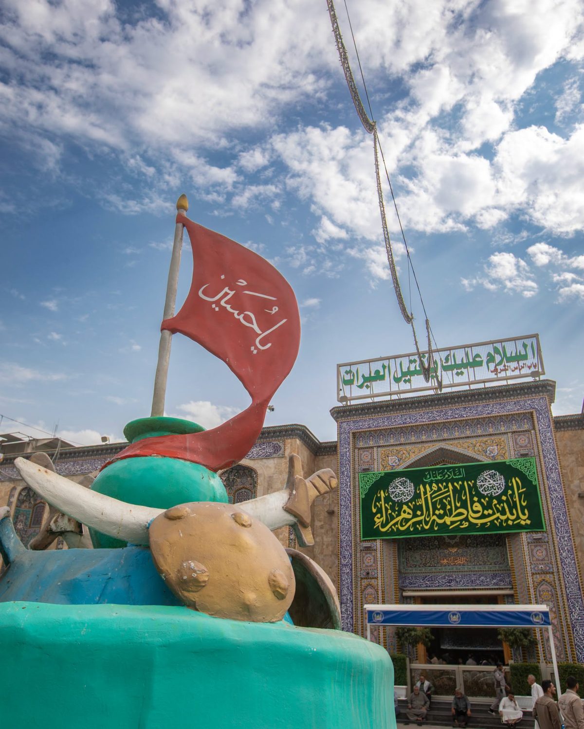 بالصور .. تزيين ضريح الإمام الحسين عليه السلام بمناسبة ذكرى ولادة العقيلة زينب صلوات الله وسلامه عليها