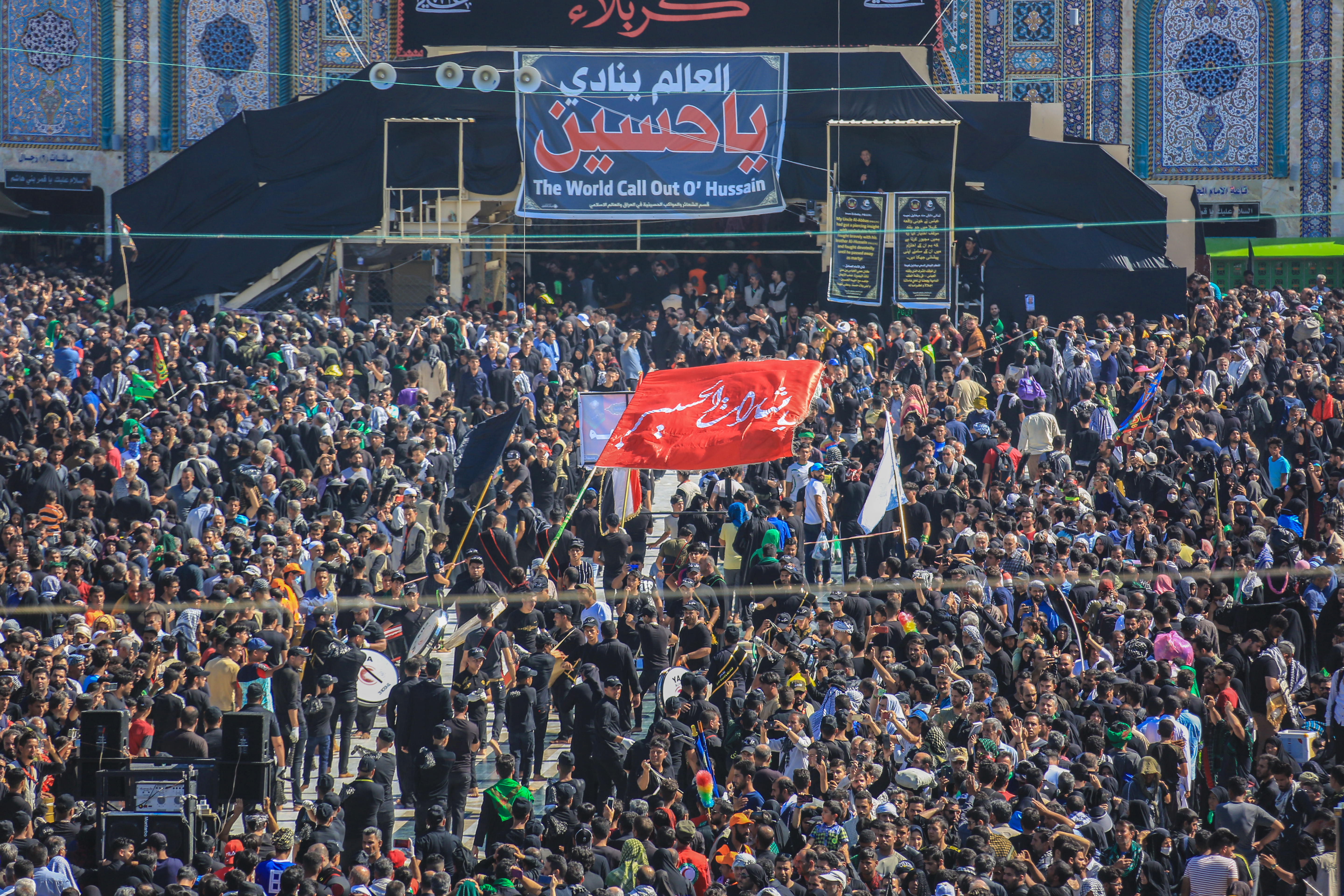 بالصور.. دخول المواكب الحسينية مرقدي ابي الفضل العباس والامام الحسين عليهما السلام