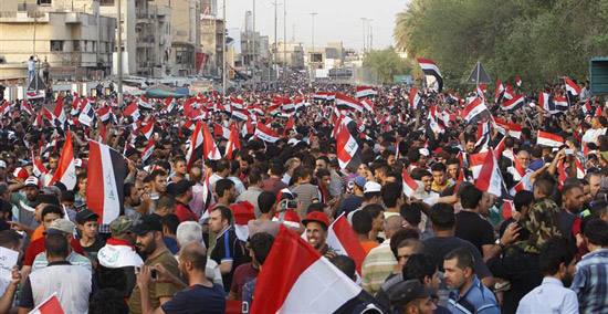 اهالي ضحايا تفجيرات الكرادة يتظاهرون لمحاسبة القيادات الامنية المسوؤلة عن المنطقة