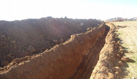 داعش الارهابي يقوم بحفر خنادق ويجهزها بالنفط لحرقها عند تقدم القوات الامنيه لتحرير الحويجه