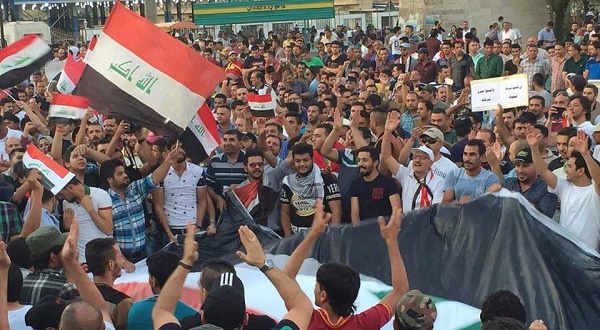 البصرة// العشرات من اهالي الزبير يتظاهرون ويقطعون الطريق امام موظفي حقل الزبير النفطي