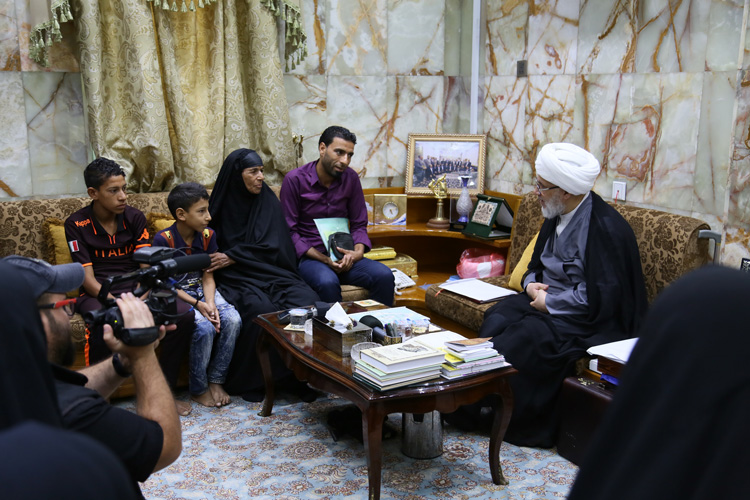 سماحة الشيخ عبد المهدي الكربلائي يوعز بتلبية احتياجات عائلة الشهيد خالد حمزة (تقرير صوتي ومصور)