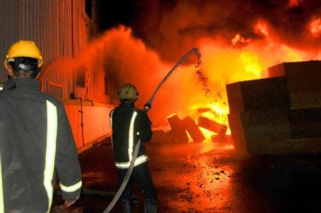النجف : اخماد حريق كبير اندلع بعدد من المحلات التجارية بالمدينة القديمة