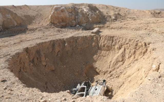 صحيفة التليغراف البريطانية تكشف عن اكبر مقبرة جماعية أنشأ داعش الارهابي على طريق الموصل_ بغداد