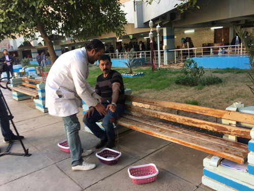 اساتذة وطلبة الجامعة المستنصرية ينظمون حملة للتبرع بالدم  لرفد المقاتلين داخل المستشفيات(تقرير صوتي)