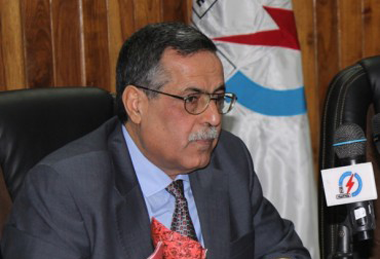 وزير الكهرباء يوعد بتثبيت أصحاب العقود على الملاك الدائم