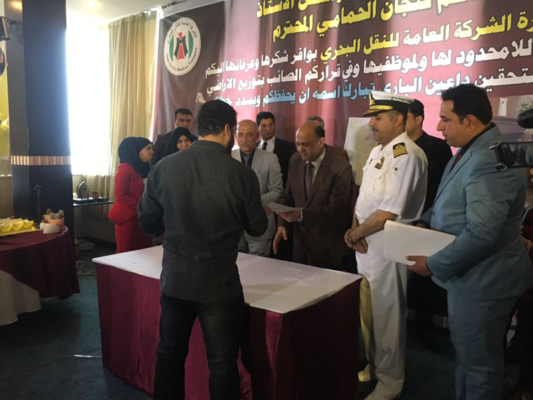 البصرة: الشركة العامة للنقل البحري تنظم حفلا لتوزيع قطع اراضي سكنية على مجموعة من موظفيها (تقرير صوتي ومصور)
