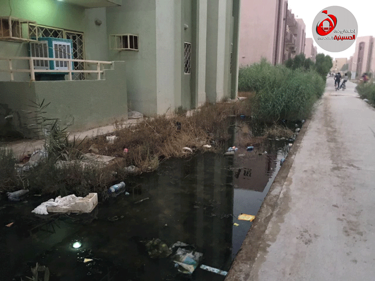مجمع الشهيدة "إسراء" بمدينة الكوت يعاني من تردي الخدمات وطفح بالمجاري وانعدام البنى التحتية (شاهد واستمع)