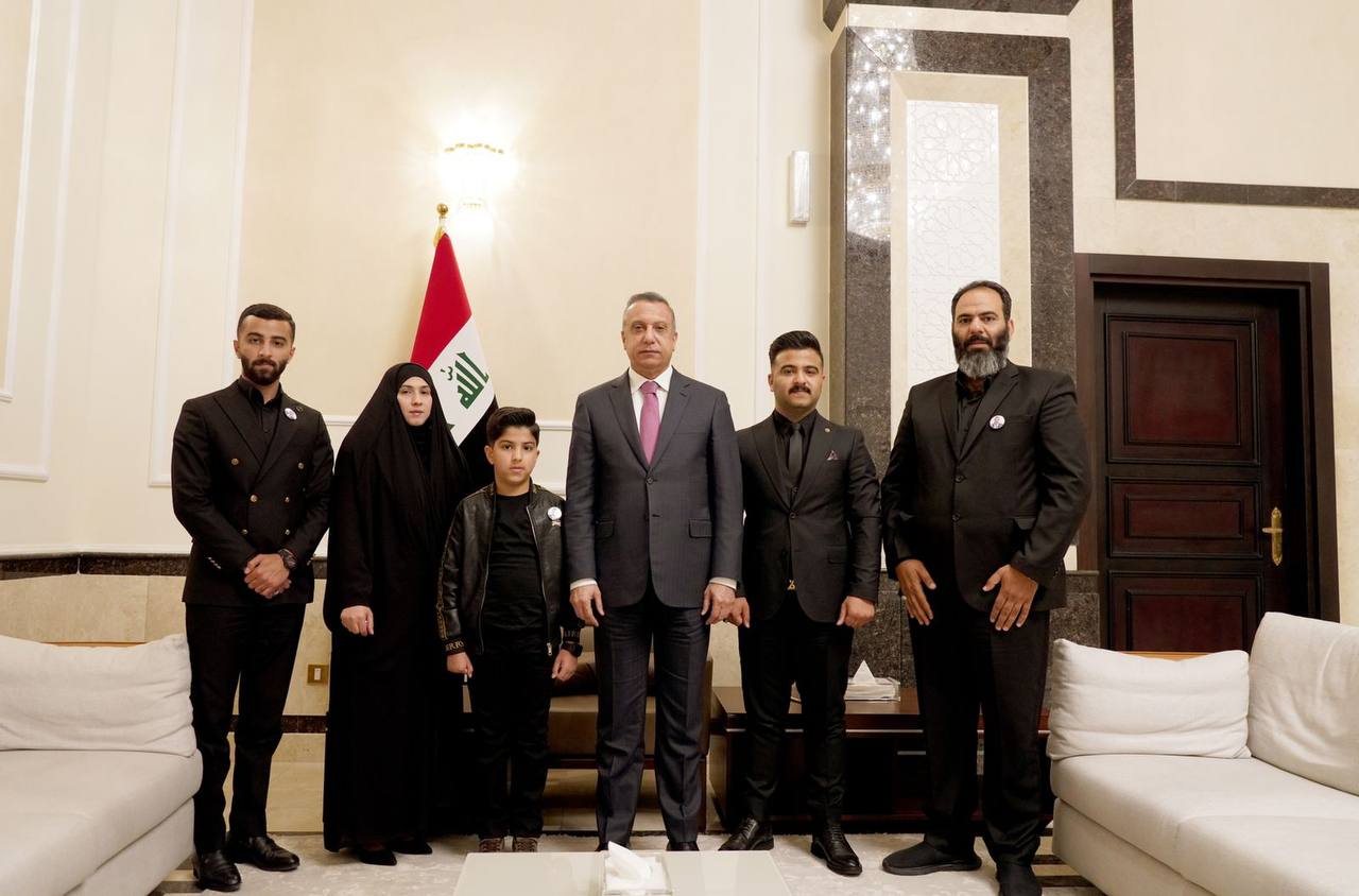 الكاظمي يلتقي بعائلة شهيد الواجب