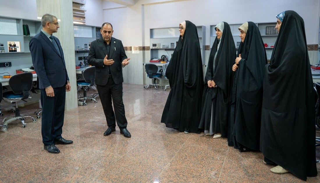 وفدا من جامعة الزهراء (ع) للبنات يزور إعدادية الثقلين المهنية للبنات التابعة للعتبة الحسينية