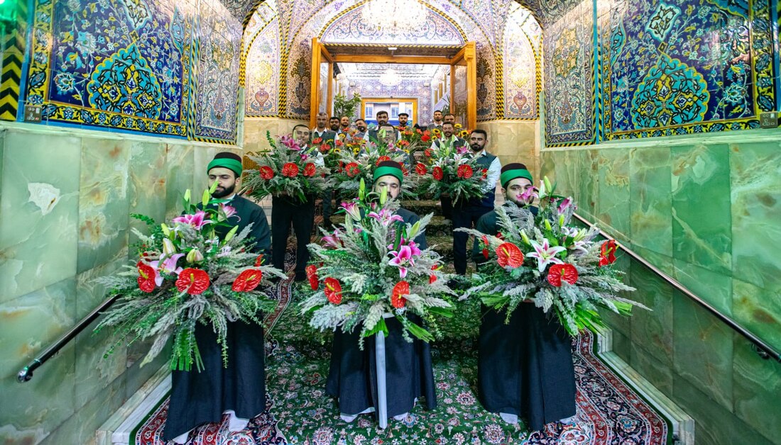 بالصور .. وضع أكاليل الزهور على ضريح الإمام الحسين بالتزامن مع ذكرى ولادة السيدة زينب الكبرى صلوات الله وسلامه عليهما