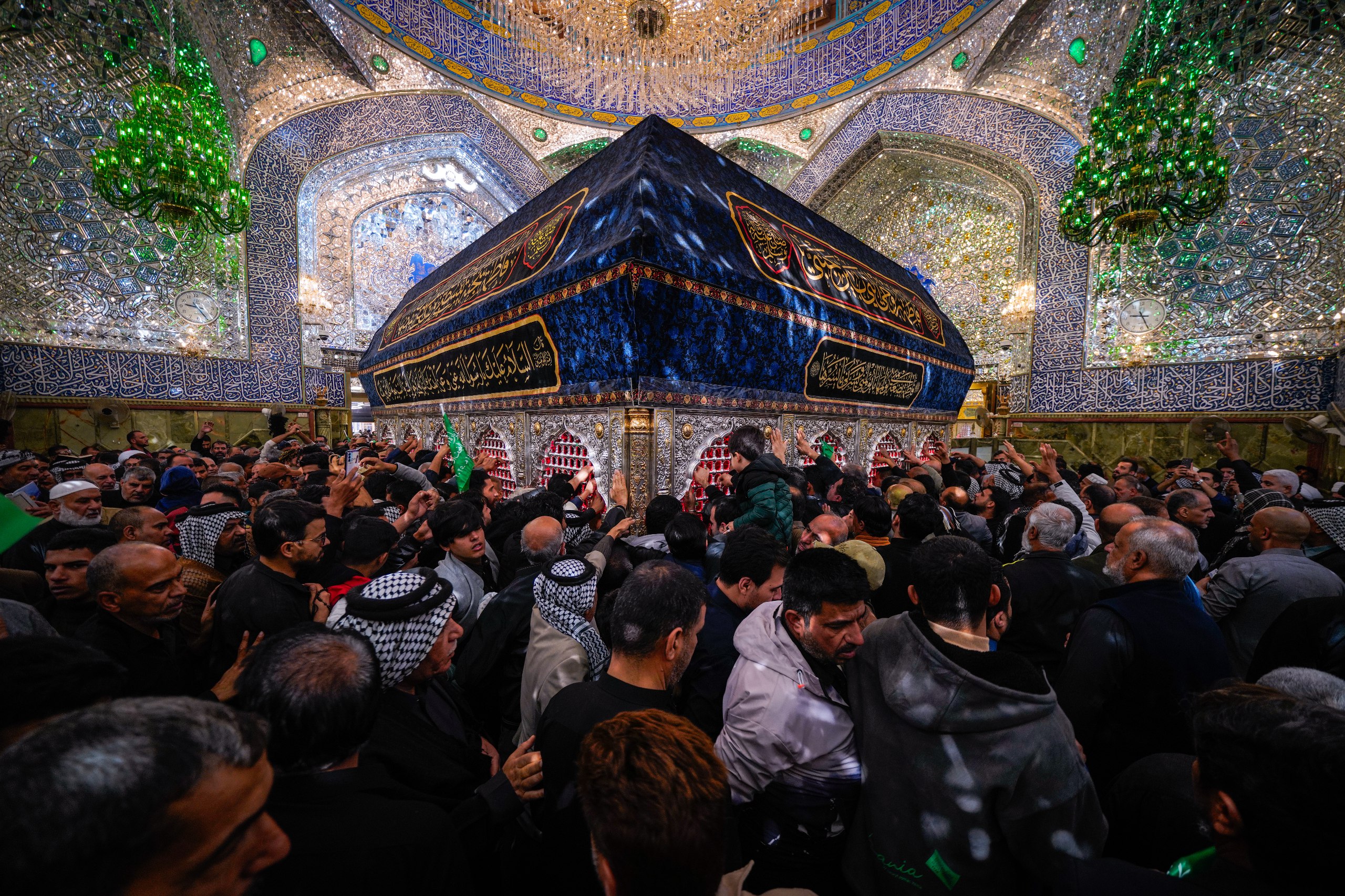 بالصور .. مرقد امير المؤمنين عليه السلام يشهد توافد المعزين بشهادة الزهراء عليها السلام