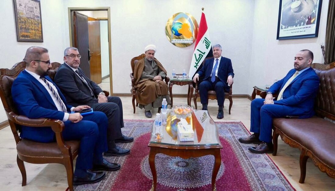 وفد من العتبة الحسينية يناقش مع وزارة الخارجية إيصال موسوعة توثيق إرهاب القاعدة وداعش إلى دول العالم