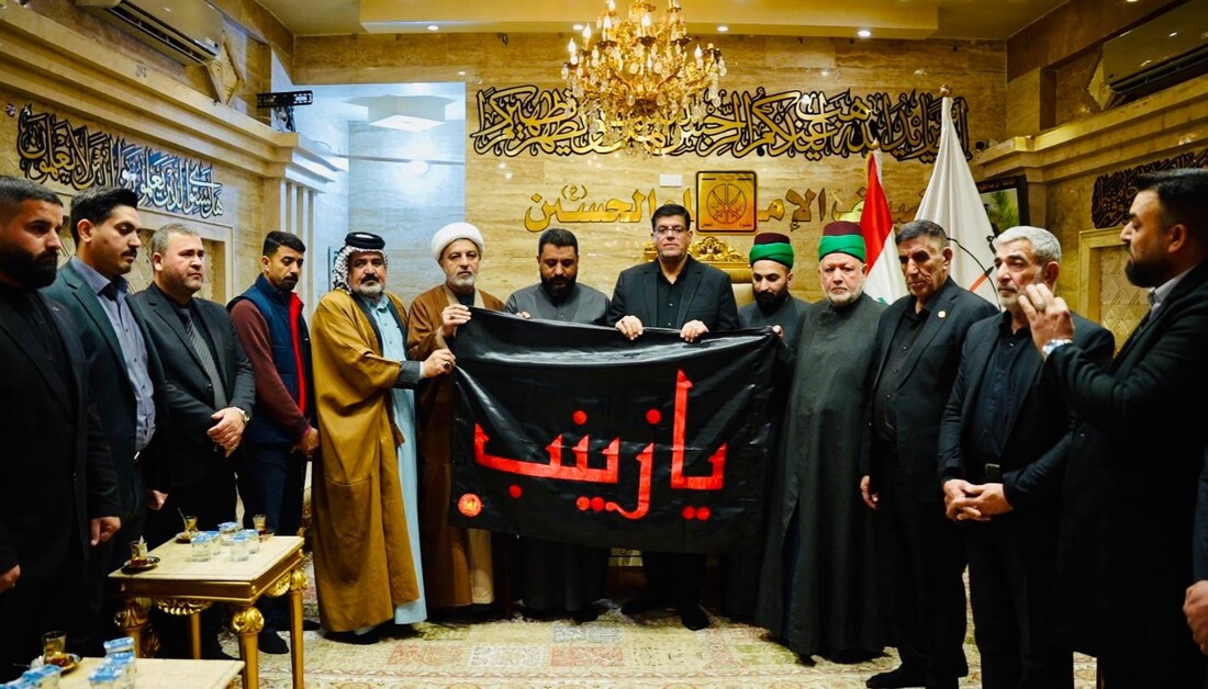 بالصور .. العتبة الحسينية تهدي راية السيدة زينب عليها السلام للمواكب والهيئات الحسينية في محافظة كربلاء
