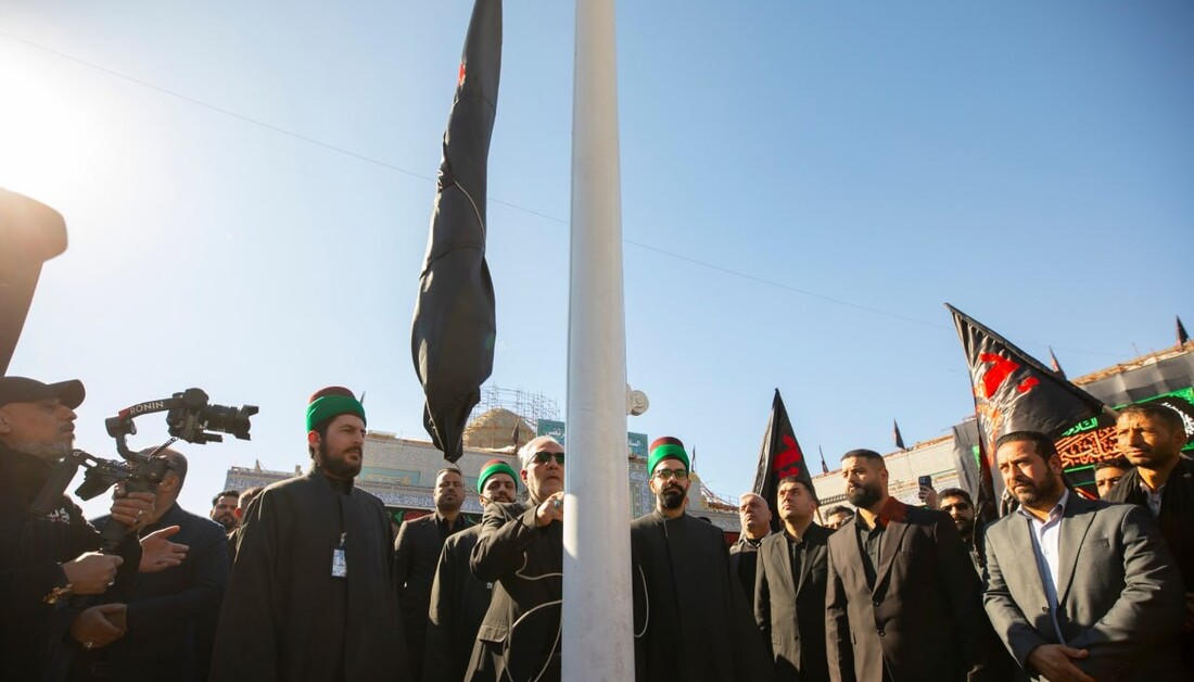 بالصور : الأمين العام للعتبة الحسينية يرفع الراية الزينبية السوداء في صحن العقيلة عليها السلام ضمن فعاليات مهرجان الليالي الزينبية..