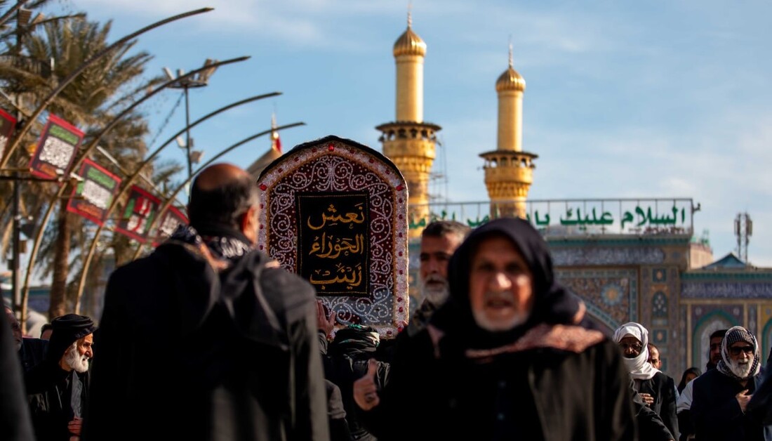 بالصور .. جموع كبيرة من المعزين تشارك بتشييع النعش الرمزي للسيدة زينب عليه السلام بمنطقة ما بين الحرمين في كربلاء