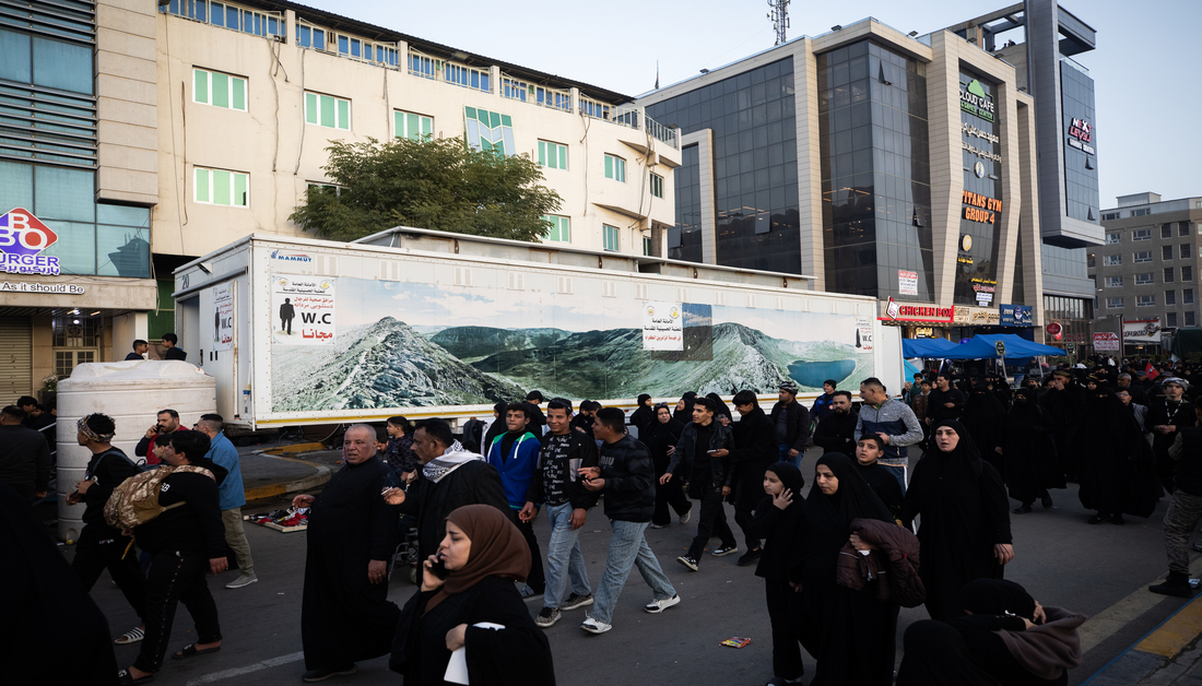بالصور .. العتبة الحسينية تواصل تقديم خدماتها للزائرين الوافدين إلى الكاظمية المقدسة