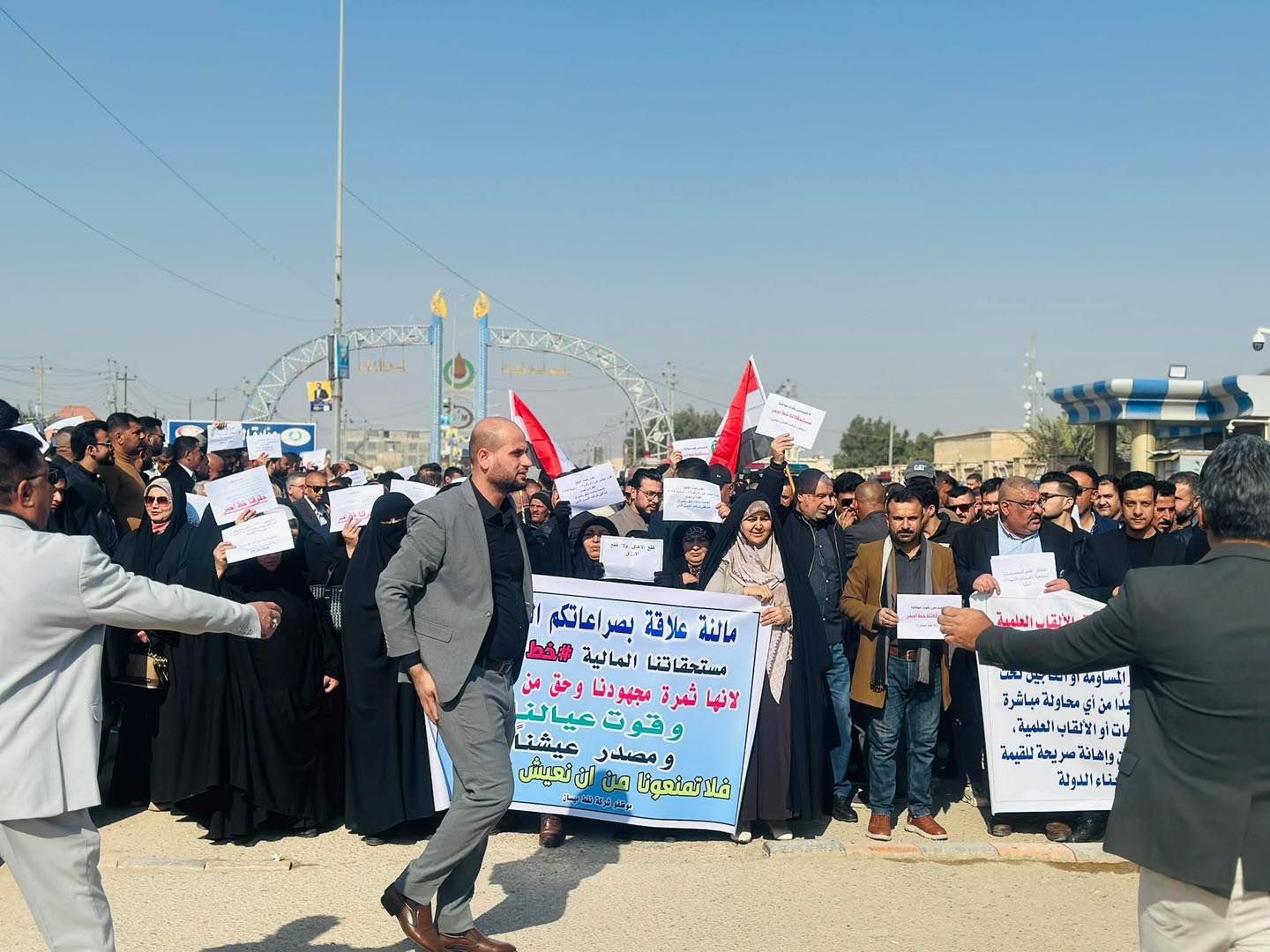 عدد من موظفي شركة نفط ميسان ينظمون وقفة إحتجاجية إعتراضا على قرار إستقطاع حوافزهم