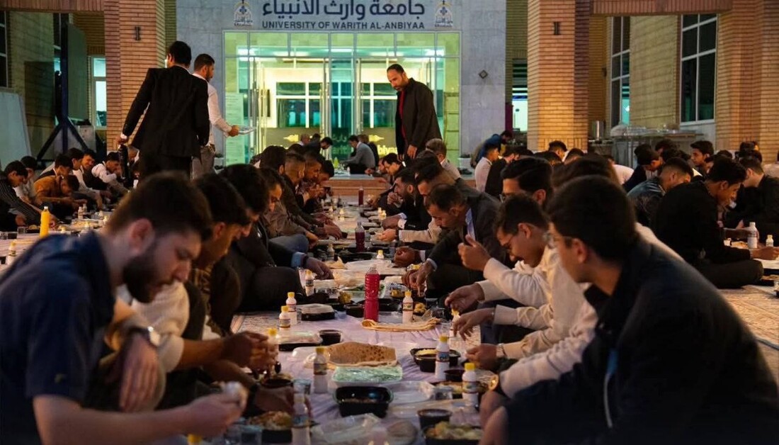 بالصور وبمشاركة مجموعة من فاقدي الرعاية الأبوية .. جامعة وارث الأنبياء عليه السلام تنظم إفطارا جماعيا لطلبتها