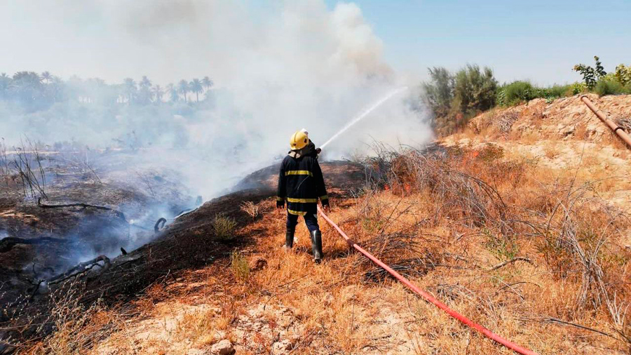 الدفاع المدني في بابل يخمد حريقا التهم عشرة بساتين في ناحية القاسم