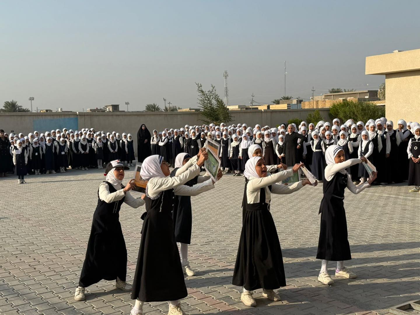 مدرسة البروج الابتدائية تكرم أكثر من 25 تلميذاً بالتعاون مع مدرسة علي الأكبر القرآنية