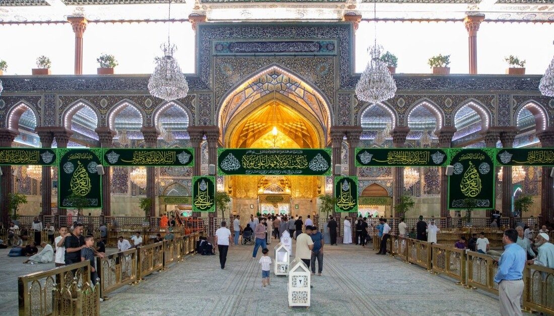 بالصور.. رايات الغدير تزيّن أروقة الصحن الحسيني الشريف إحتفاءً بذكرى حلول عيد الله الأكبر