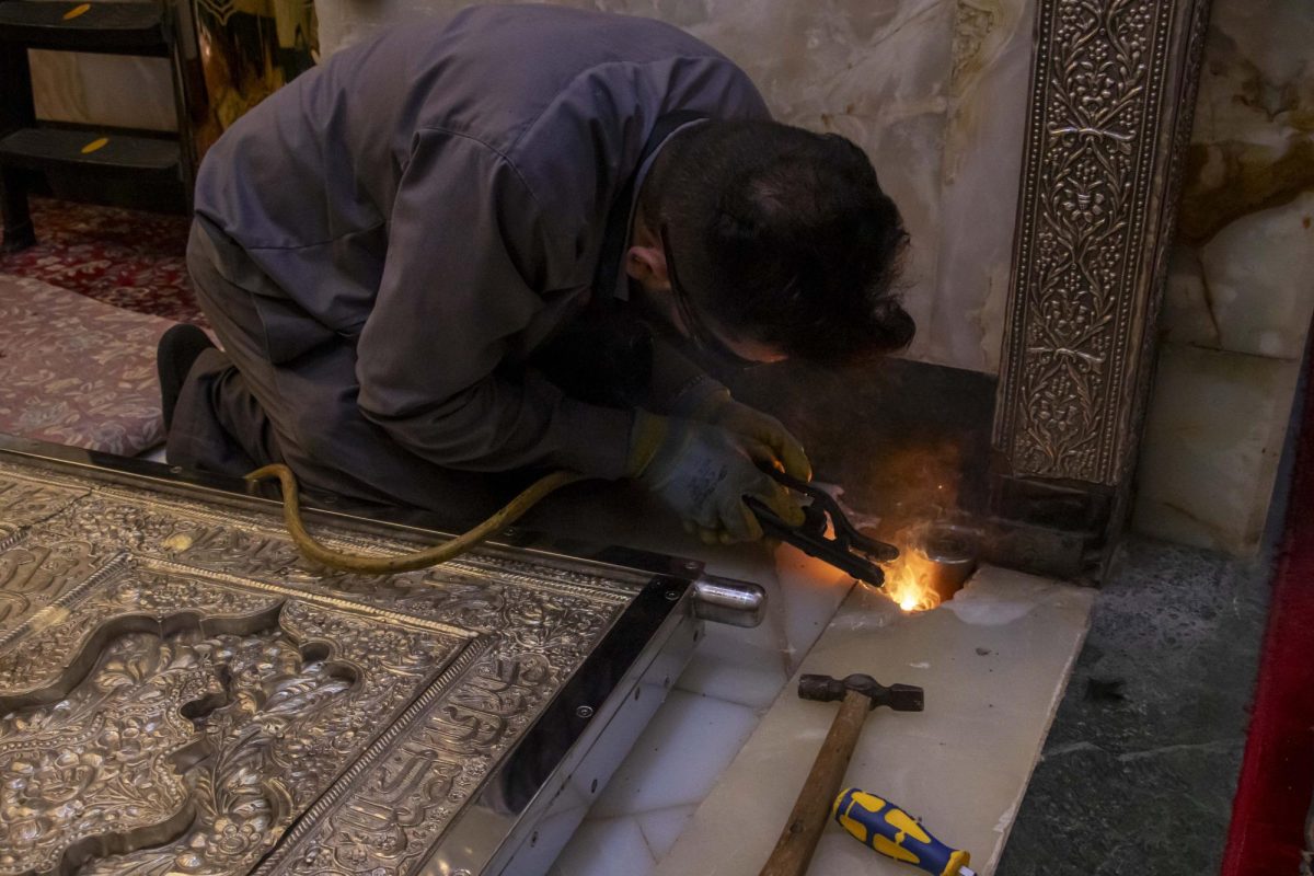 العتبة العباسية المقدسة تباشر تنصيب باب الإمام الحسن العسكري في مرقد أبي الفضل العباس