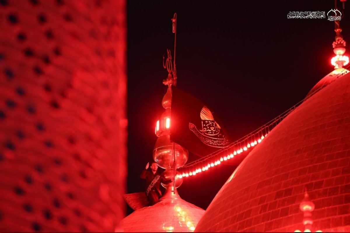 العتبة الكاظمية تستبدل رايتي القبتين الشريفتين للإمامين الكاظمين عليهم السلام ايذانا ببدء موسم العزاء