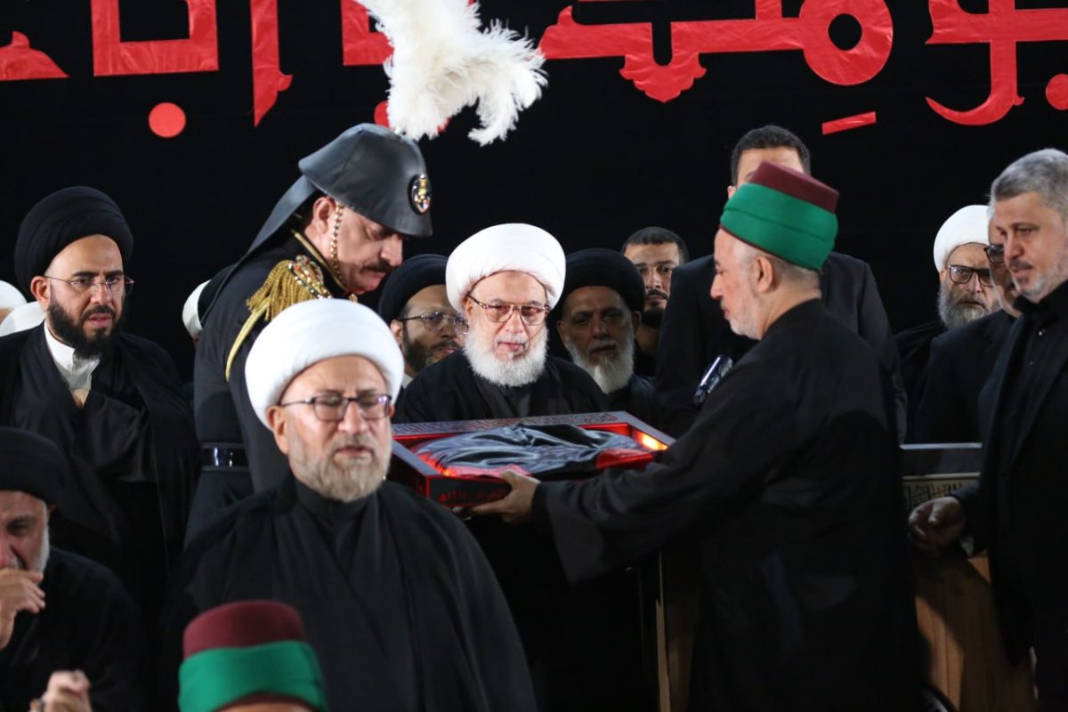 العتبة الحسينية ترفع راية الحزن السوداء فوق قبة الامام الحسين عليه السلام إيذانا ببدء شهر الاحزان محرم الحرام