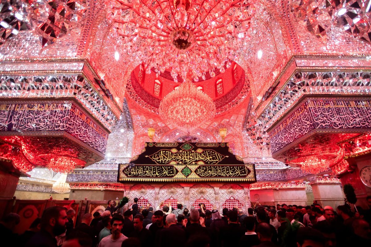 بالصور .. الموالون يحيون زيارة الإمام الحسين عليه السلام عند مرقده الشريف