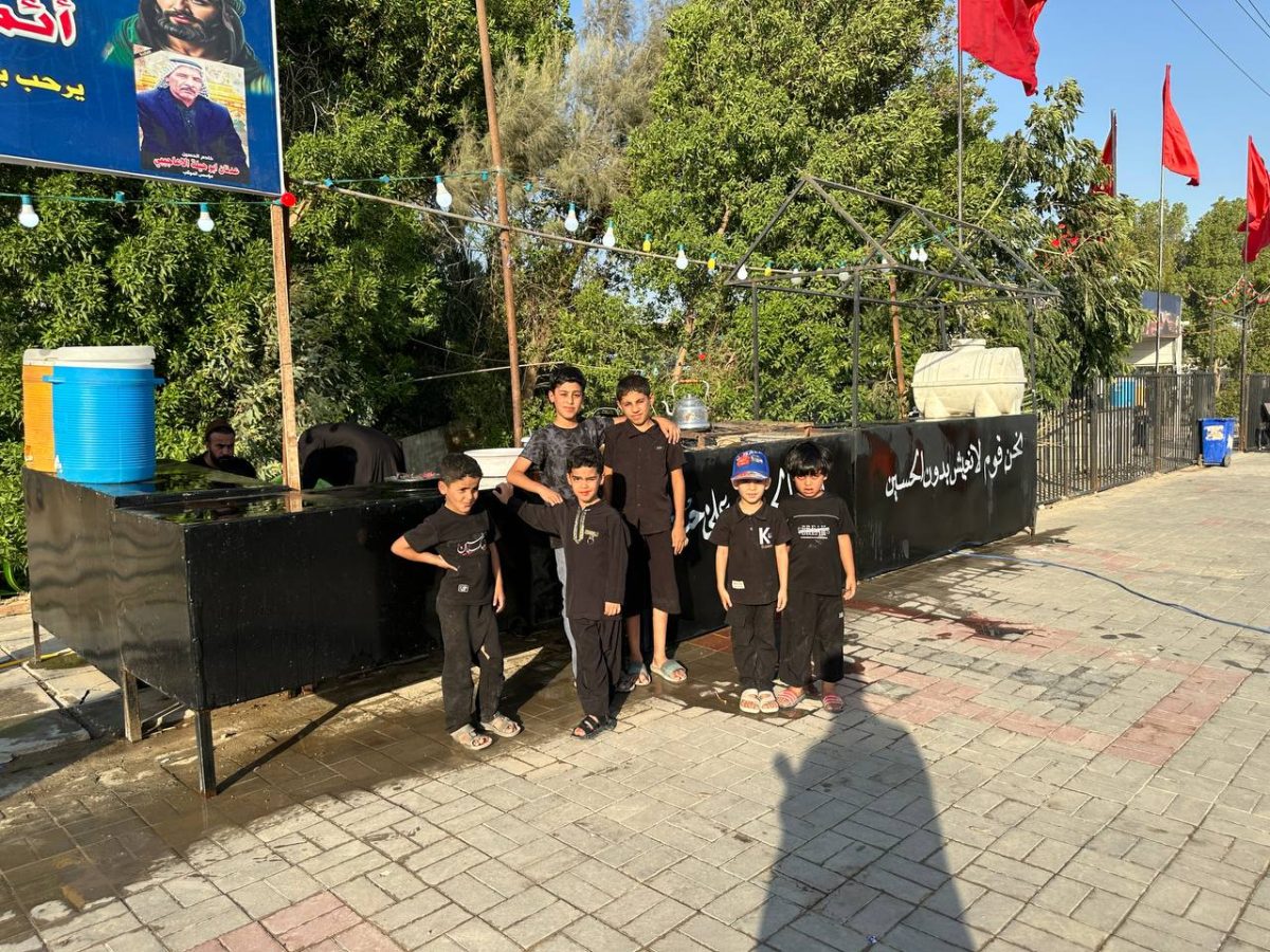 أطفال الحسين.. عطاء يتوارثه جيل بعد جيل في خدمة زوار الأربعين